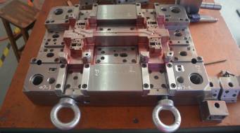 在產(chǎn)品定制開模之初選擇模具制造商時需要注意哪些問題？