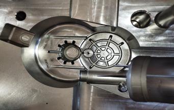 塑膠套啤模具開裂原因和對策？